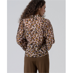 Camisa con frunce en mangas