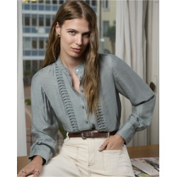 Blusa con fantasia azul acero