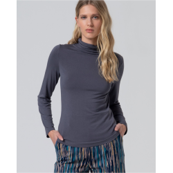 camiseta cuello alto gris