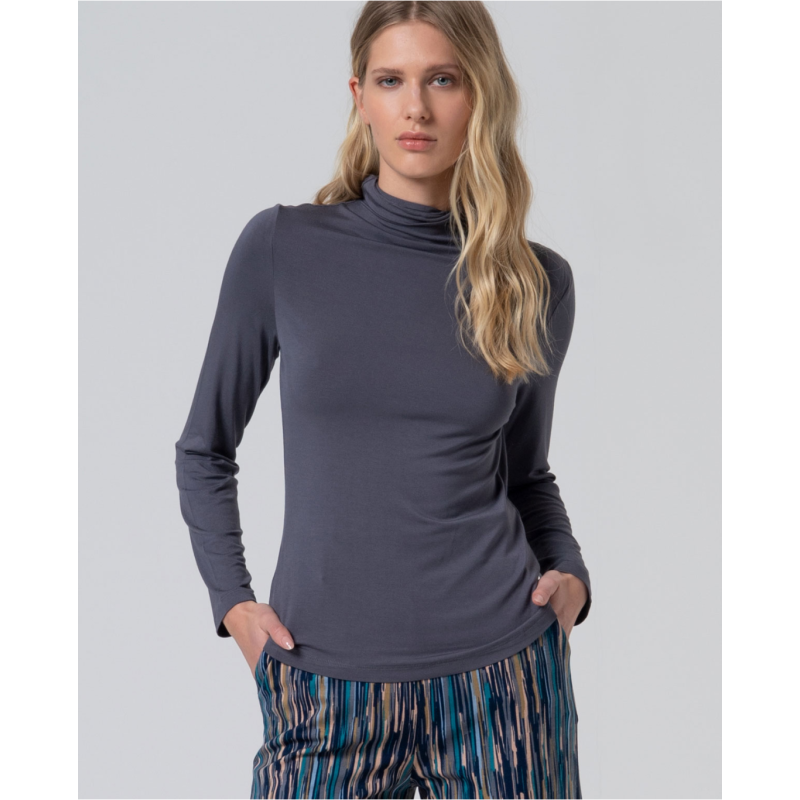 camiseta cuello alto gris