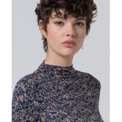 camiseta cuello alto azul