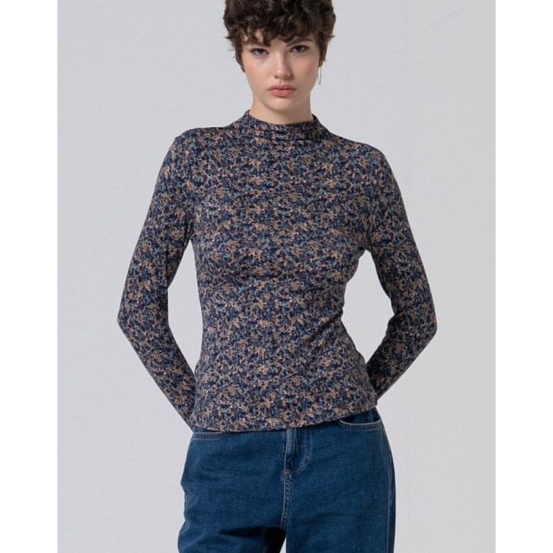 camiseta cuello alto azul